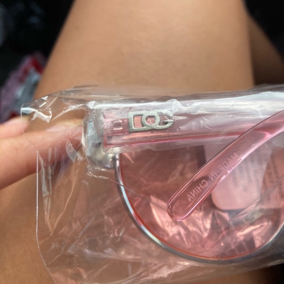 Fashion Sunglasses - Picture 2 of 4